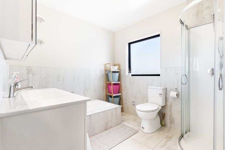 Photo of property in 9a Valron Road, Te Atatu South, Auckland, 0602