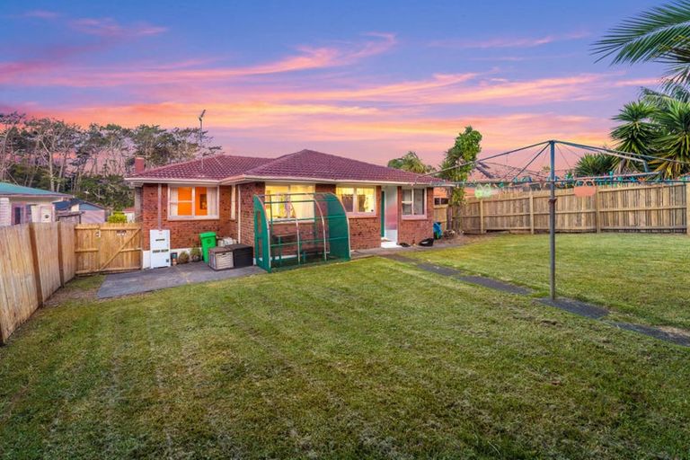 Photo of property in 16 Thornlow Street, Glendene, Auckland, 0602