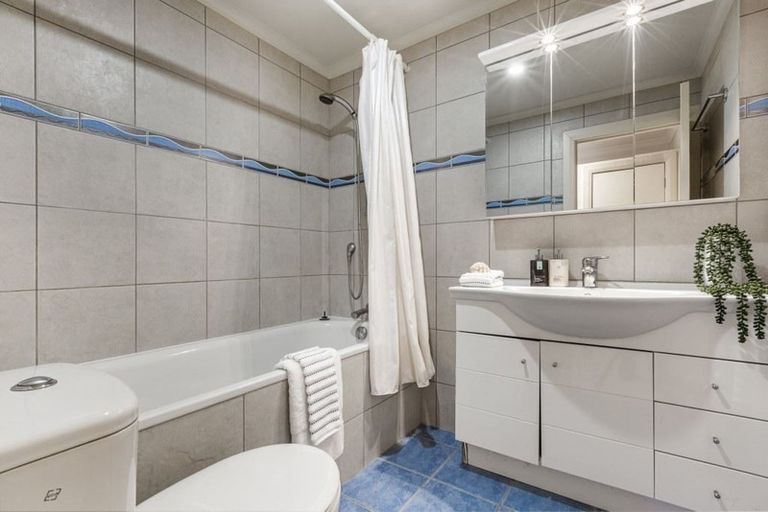 Photo of property in 25 Wicklam Lane, Greenhithe, Auckland, 0632