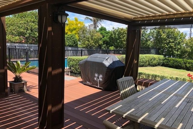 Photo of property in 8 Garmons Way, Castor Bay, Auckland, 0620