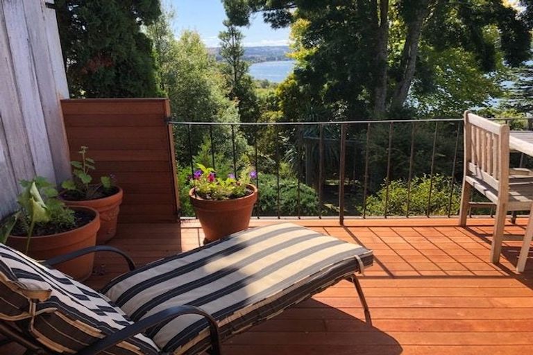 Photo of property in 5 Naera Place, Kawaha Point, Rotorua, 3010