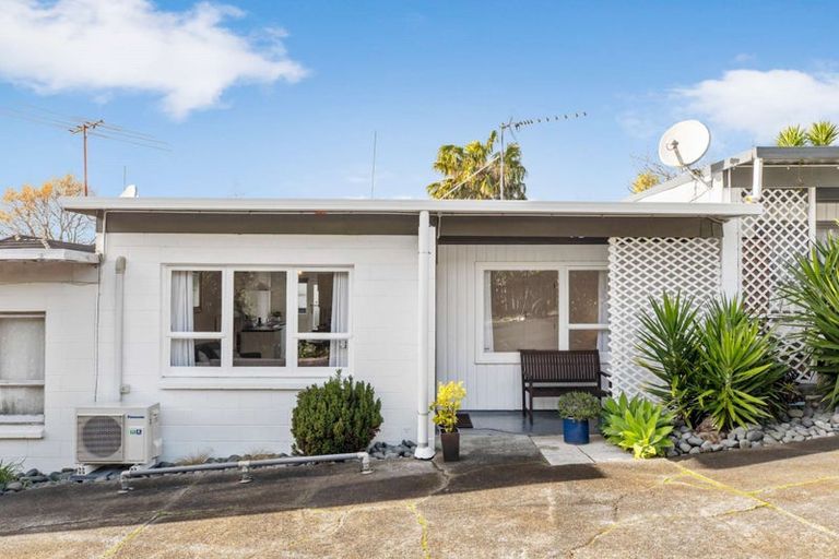 Photo of property in 2/86 Divich Avenue, Te Atatu South, Auckland, 0610
