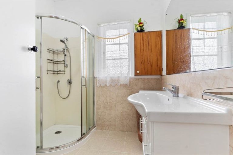 Photo of property in 50a Megan Avenue, Pakuranga Heights, Auckland, 2010