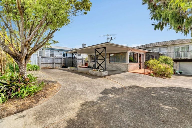 Photo of property in 1 Pleasant Road, Glen Eden, Auckland, 0602