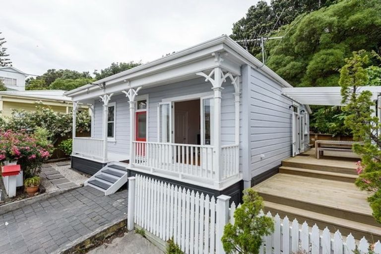 Photo of property in 12 Rixon Grove, Mount Victoria, Wellington, 6011