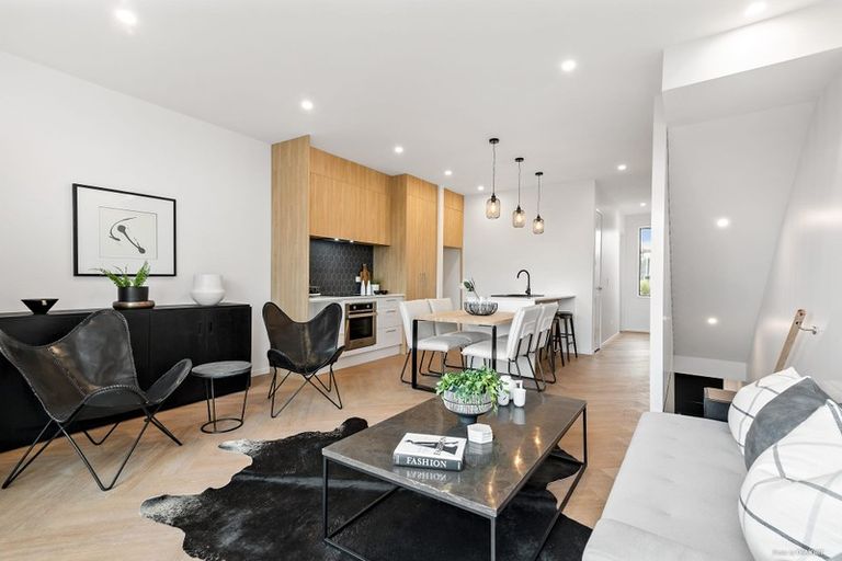 Photo of property in 35 Lewis Road, Pakuranga, Auckland, 2010