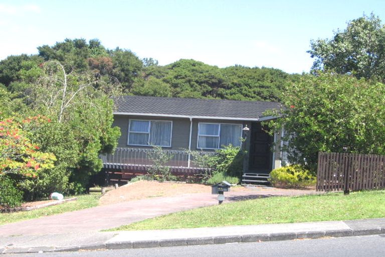 Photo of property in 43 Easton Park Parade, Glenfield, Auckland, 0629