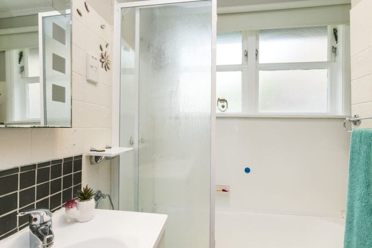 Photo of property in 13 Paparangi Crescent, Paparangi, Wellington, 6037