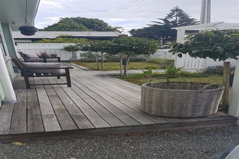 Photo of property in 15 Pukatea Street, Eastbourne, Lower Hutt, 5013