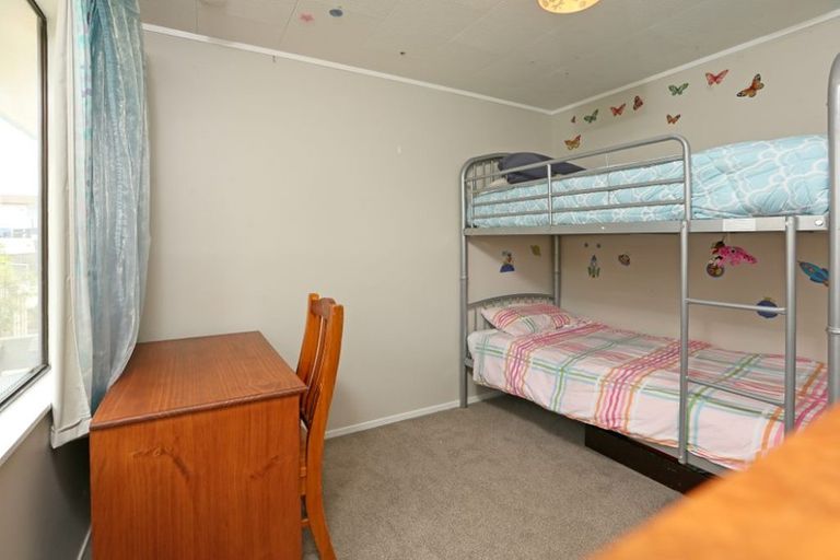 Photo of property in 5 Hueglow Rise, West Harbour, Auckland, 0618