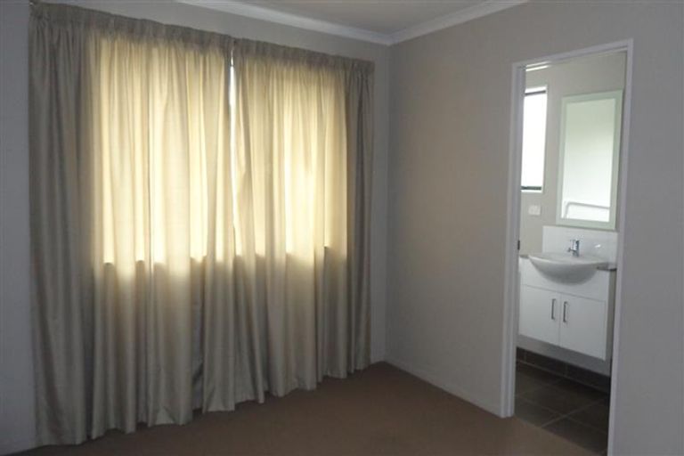 Photo of property in 59a Sungrove Rise, Sunnyvale, Auckland, 0612