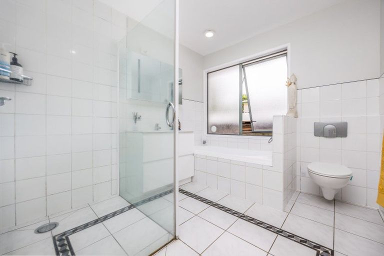 Photo of property in 17 Ashcroft Avenue, Mangere Bridge, Auckland, 2022