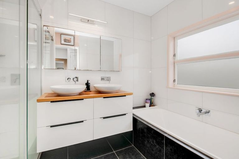 Photo of property in 16 St James Avenue, Helensville, 0800