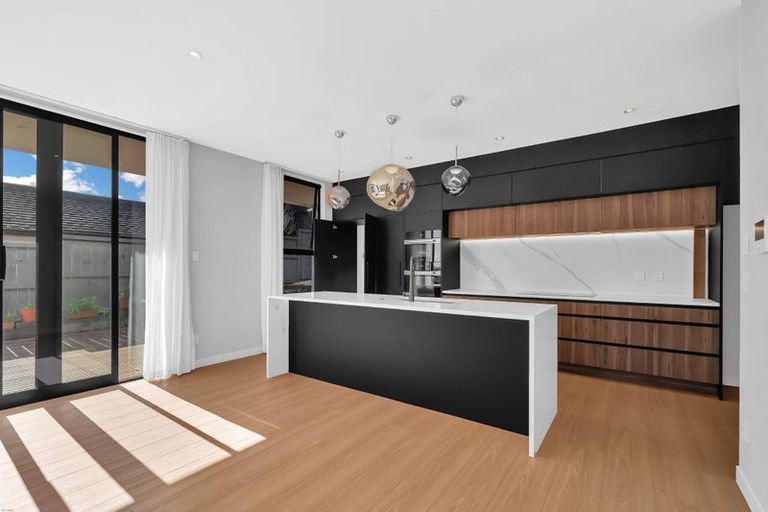 Photo of property in 28 Roxborough Place, East Tamaki Heights, Auckland, 2016