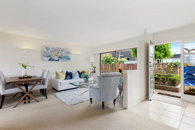 Photo of property in 2/7 Jern Place, Eastern Beach, Auckland, 2012