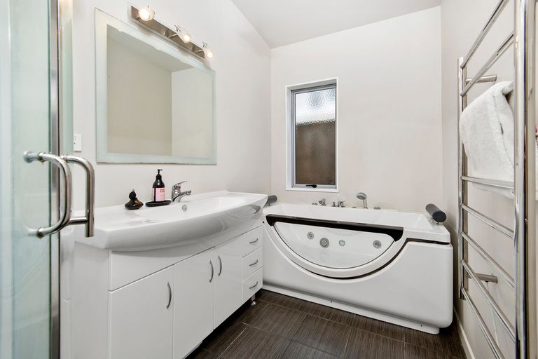 Photo of property in 4a Barberton Terrace, Red Hill, Papakura, 2110