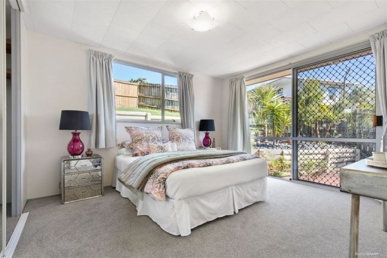 Photo of property in 9 Exeter Place, Unsworth Heights, Auckland, 0632