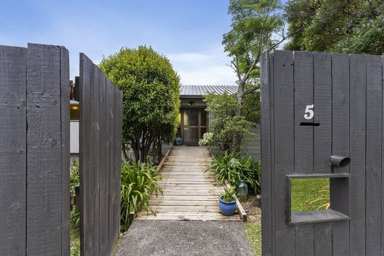 Photo of property in 5 Higham Ferrers Place, Red Beach, 0932