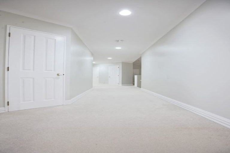 Photo of property in 2 Taroka Close, Pinehill, Auckland, 0632