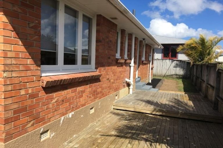 Photo of property in 14 Vera Road, Te Atatu South, Auckland, 0610