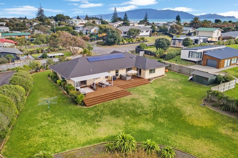 Photo of property in 32 Titoki Road, Waikanae Beach, Waikanae, 5036