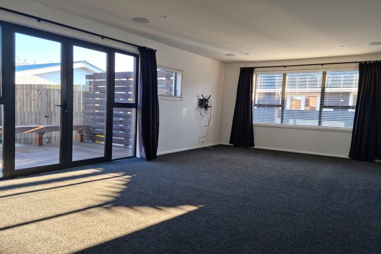 Photo of property in 8 Liverton Crescent, Bishopdale, Christchurch, 8053