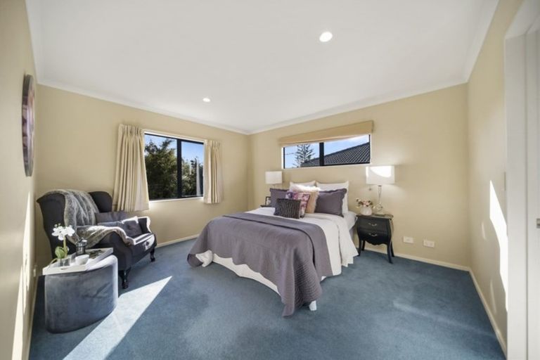 Photo of property in 15 Renlee Place, Shelly Park, Auckland, 2014