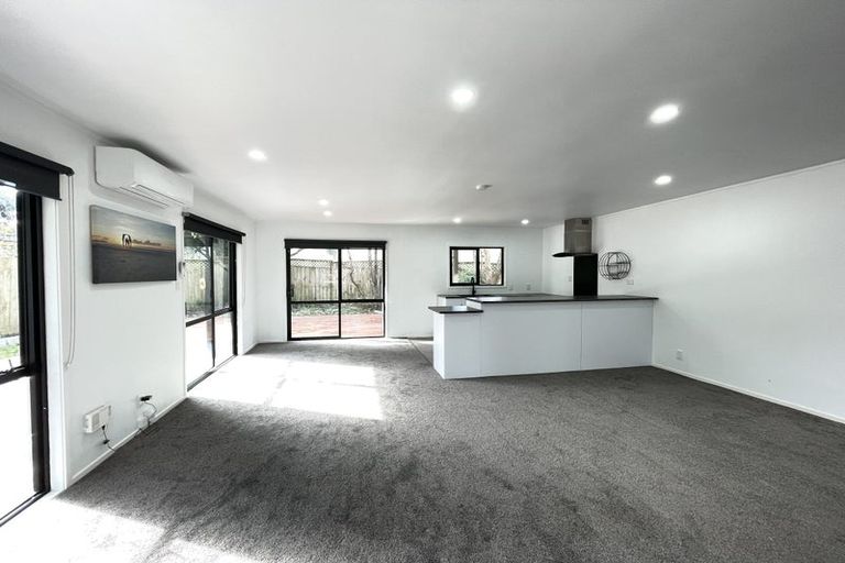 Photo of property in 81 Totaravale Drive, Totara Vale, Auckland, 0629