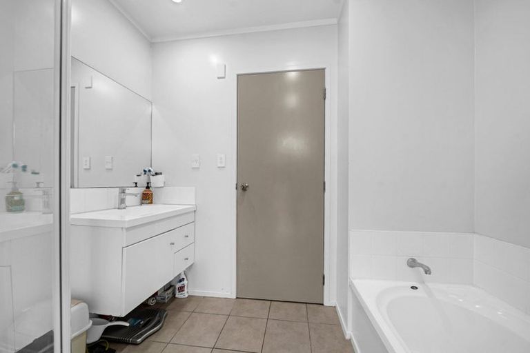 Photo of property in 2 Talmar Place, Massey, Auckland, 0614