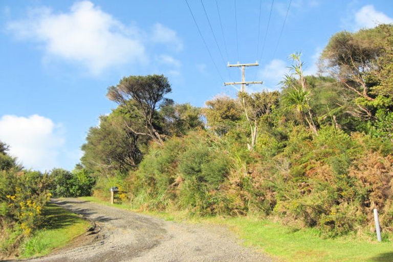 Photo of property in 74 Rauhuia Crescent, Parau, Auckland, 0604