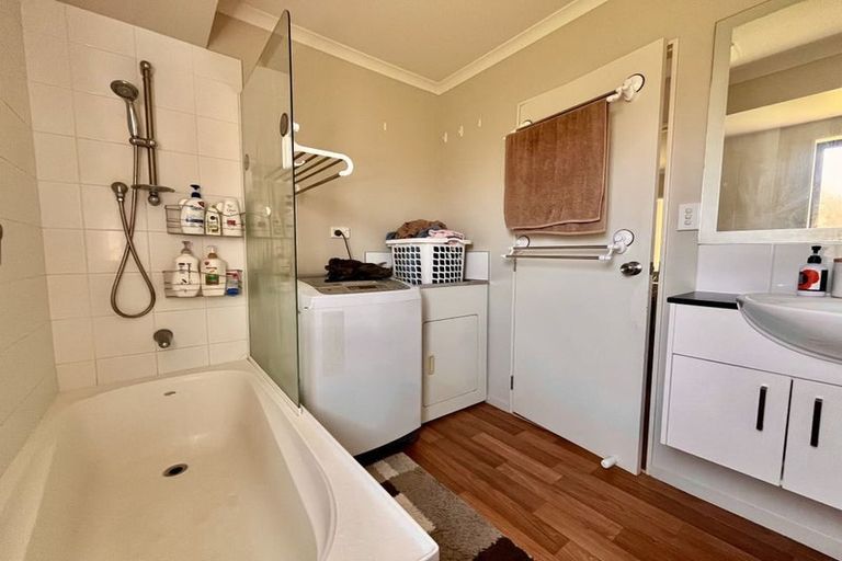 Photo of property in 5 Waipani Road, Te Atatu Peninsula, Auckland, 0610