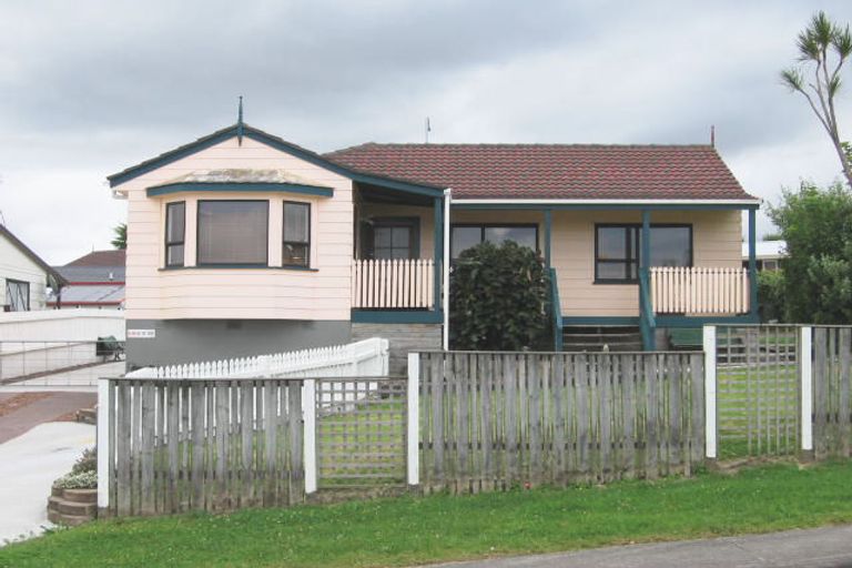 Photo of property in 4 Madigan Place, Glendene, Auckland, 0602