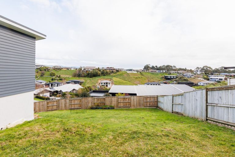 Photo of property in 23 Vaucluse Heights, Fitzherbert, Palmerston North, 4410