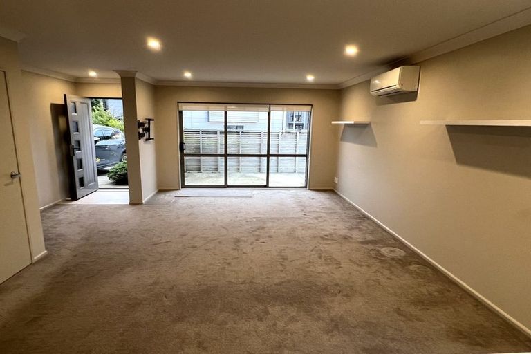 Photo of property in 6 Brindle Way, Newlands, Wellington, 6037