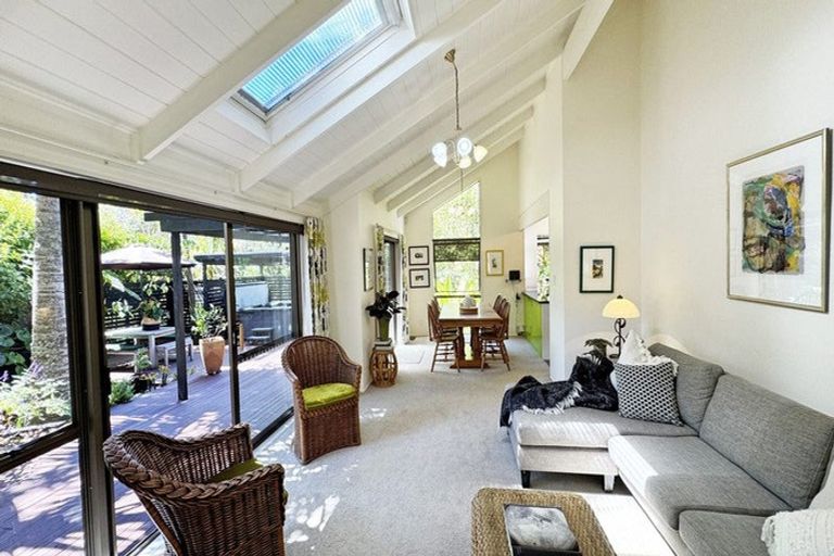 Photo of property in 11 Fitzpatrick Place, Chatswood, Auckland, 0626