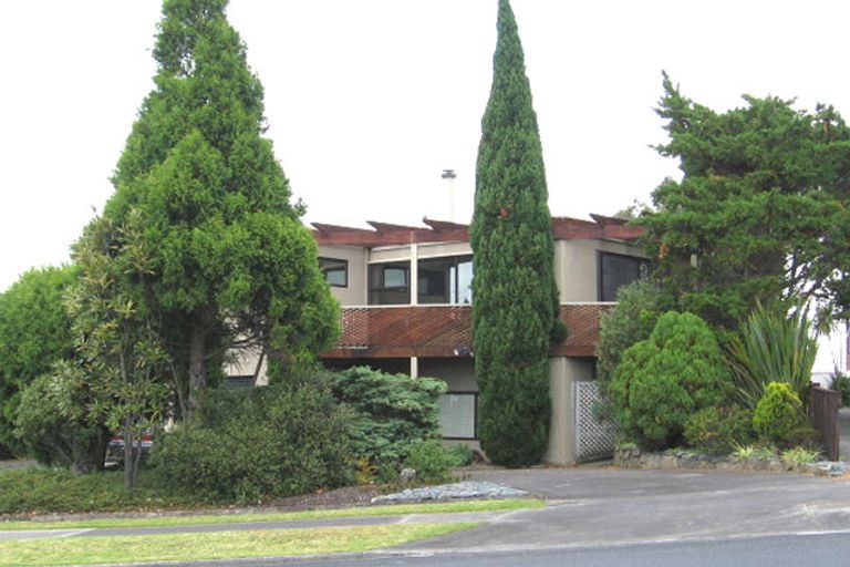 Photo of property in 2/102 East Coast Road, Forrest Hill, Auckland, 0620