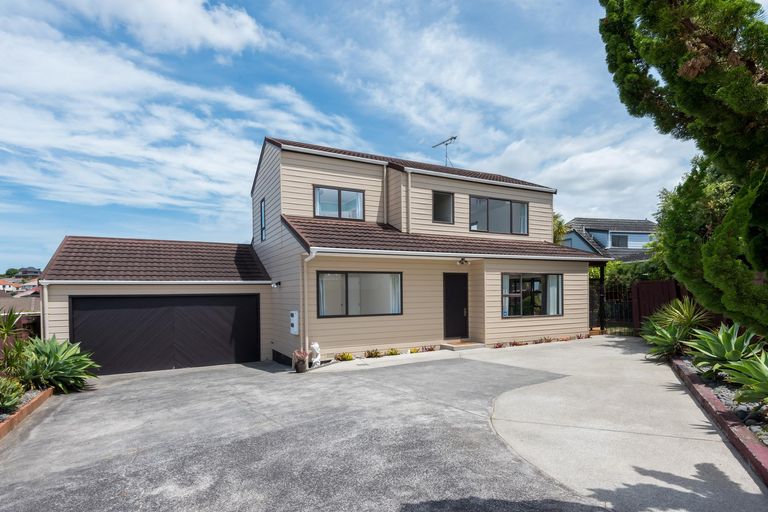 Photo of property in 2/25 Channing Crescent, Botany Downs, Auckland, 2010