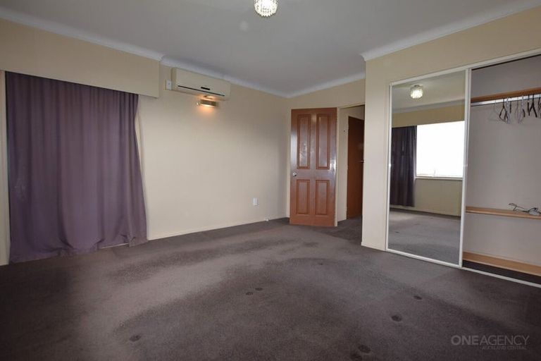 Photo of property in 52 Tiroroa Avenue, Te Atatu South, Auckland, 0610