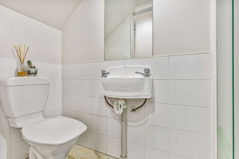 Photo of property in 8 Verdale Circle, Glen Eden, Auckland, 0602