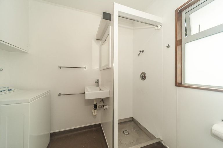 Photo of property in 5 Mataroa Avenue, Northland, Wellington, 6012