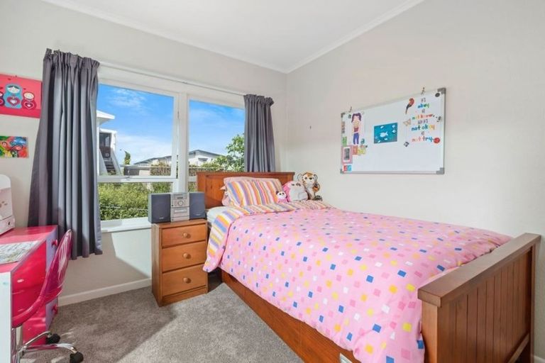 Photo of property in 2/83a Pupuke Road, Northcote, Auckland, 0627