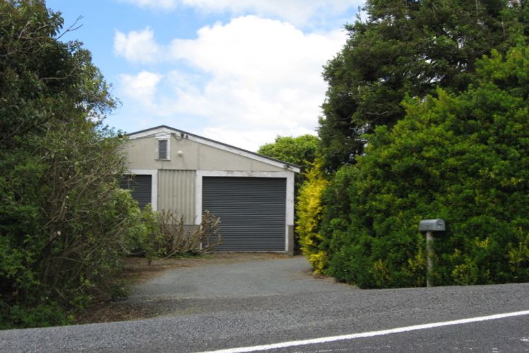 Photo of property in 793 Waitakere Road, Kumeu, 0891