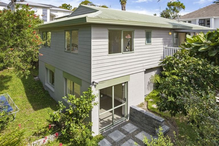 Photo of property in 2/23 Ludlow Terrace, Totara Vale, Auckland, 0627