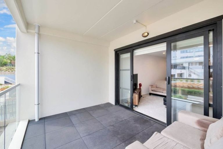 Photo of property in Apollo Apartments, 201/46 Rosedale Road, Rosedale, Auckland, 0632