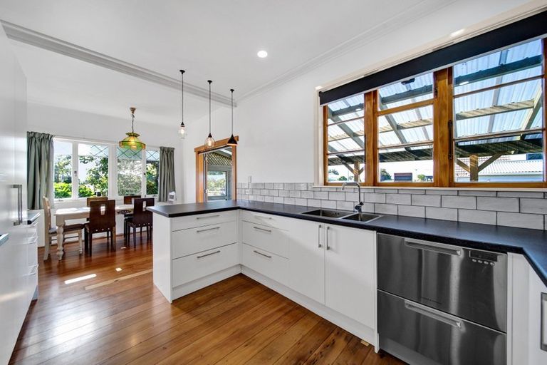 Photo of property in 14 Douglas Street, Hawera, 4610