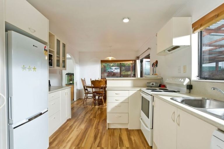 Photo of property in 1/17 Tetrarch Place, Totara Vale, Auckland, 0629