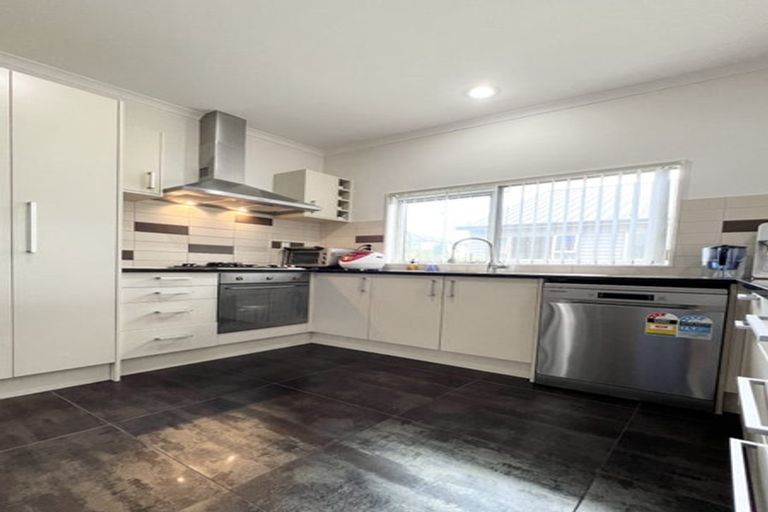 Photo of property in 22 Mulroy Place, Pinehill, Auckland, 0632