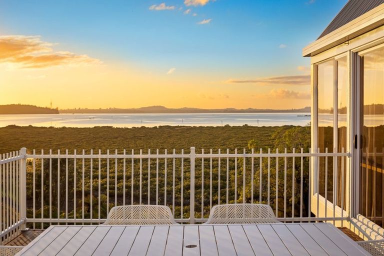 Photo of property in 25 Oakpark Place, West Harbour, Auckland, 0618