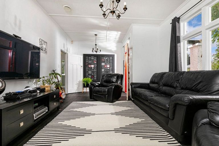 Photo of property in 5 Don Buck Road, Henderson, Auckland, 0614