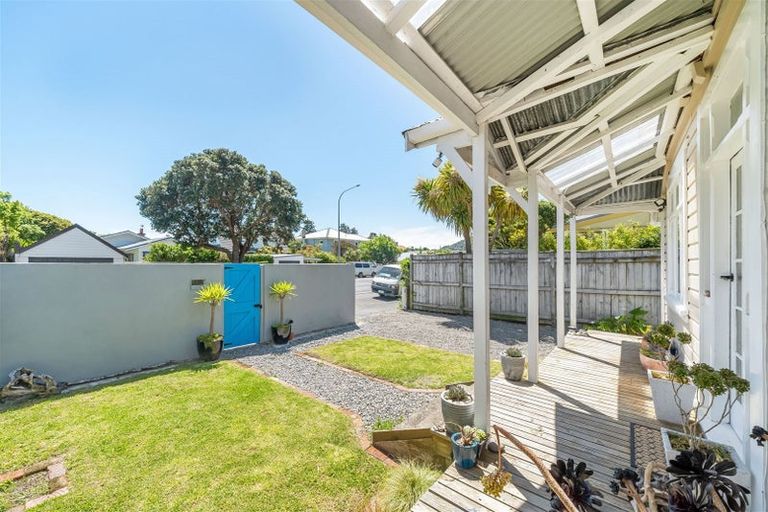 Photo of property in 127 Muritai Road, Eastbourne, Lower Hutt, 5013